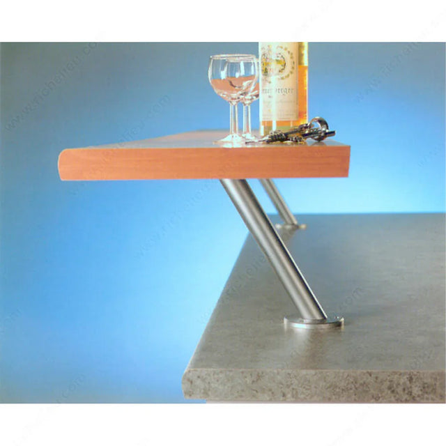 Table en bois avec support métallique, verres et bouteille sur plateau