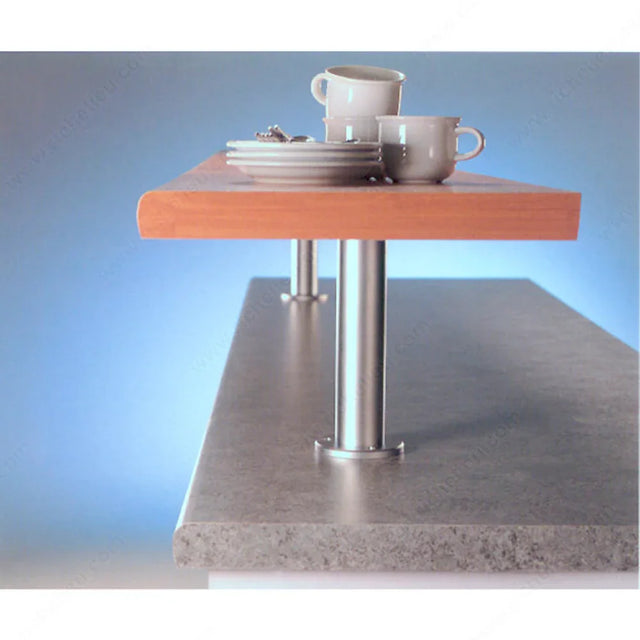 Table en bois avec support métallique, idéale pour terrasse ou ébénisterie, présentant vaisselle élégante.