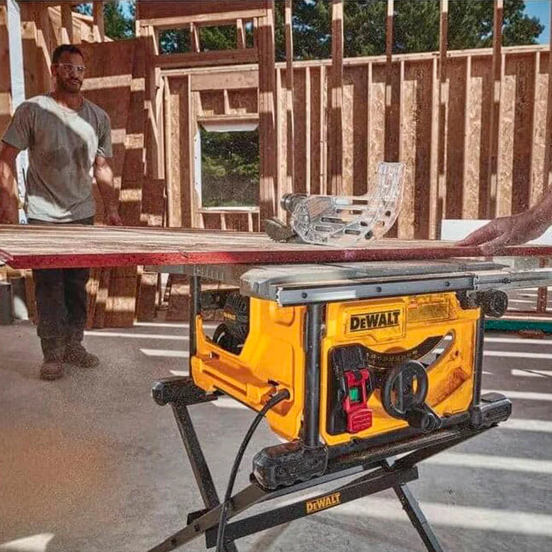 Scie à table DeWalt jaune en action sur chantier, coupe bois pour construction ou terrasse