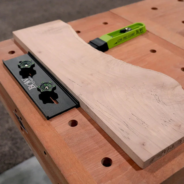 Planche de bois d'érable pour ébénisterie sur établi avec outils de mesure